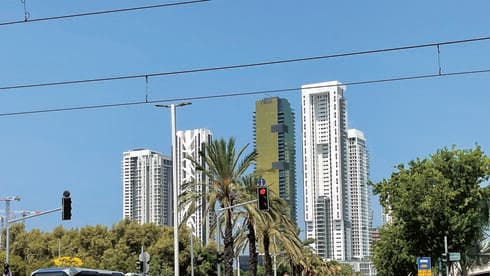  כמה שילמו על דירה בקומה 15 בבת ים?