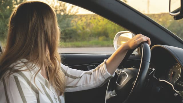 האישה טענה שהיא יוצאת לחוג, אבל הגיעה למקום אחר (צילום המחשה: yanishevska, shutterstock) אישה נהגת צעירה - תמונת פייסבוק