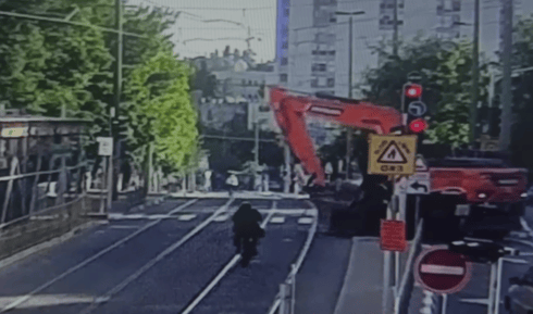 הטרקטור פגע בקו הרכבת הקלה ותועד