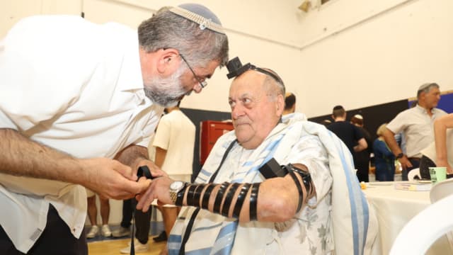חגיגת בת ובר מצווה לשורדי שואה בכפר סבא