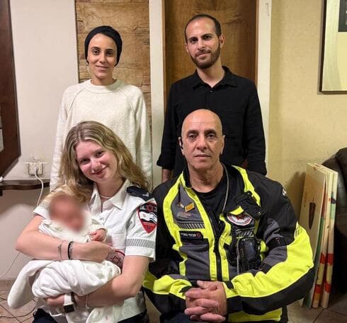 חן יום טוב טוטיאן עם התינוקת ואנשי מד"א