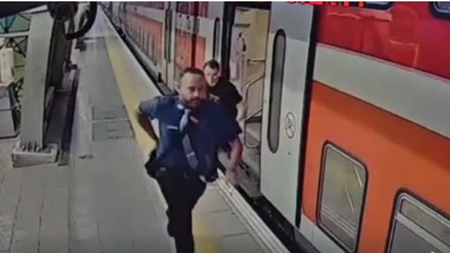 פקח רכבת ישראל רץ לנוסעת