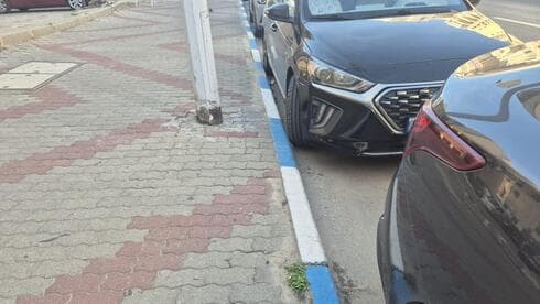 חנייה בכחול לבן
