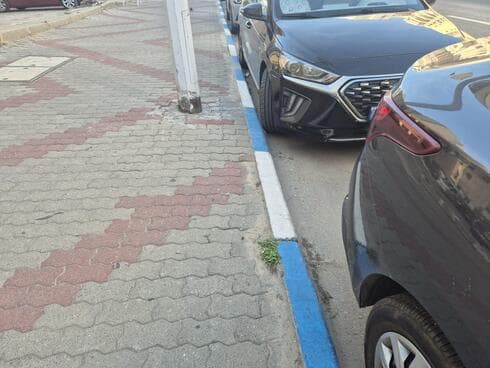 חנייה בכחול לבן