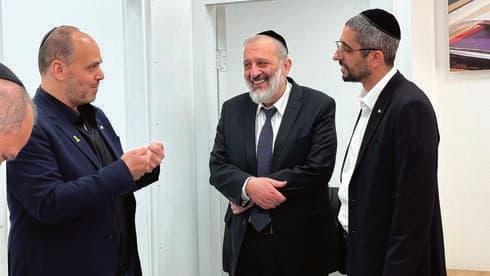 עם צביקה ברוט ואריה דרעי. "לא גוף סגור שעוזר רק לחרדים"
