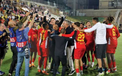 שחקני אשדוד חוגגים עם סילבס את ההישארות
