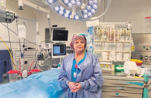 נילי סבאג: מנצחת על סימפוניית החיים בחדרי הניתוח