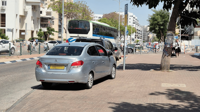 רחוב רשב"י. חונים על המדרכה רחוב רשב"י. חונים על המדרכה