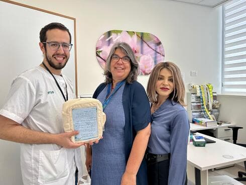 במהלך שבוע הוקרה לאחים ואחיות. מימין לשמאל: שרה חסין, יעל עזר וראובן טייב (צילום: דוברות כללית) במהלך שבוע הוקרה לאחים ואחיות. מימין לשמאל: שרה חסין, יעל עזר וראובן טייב