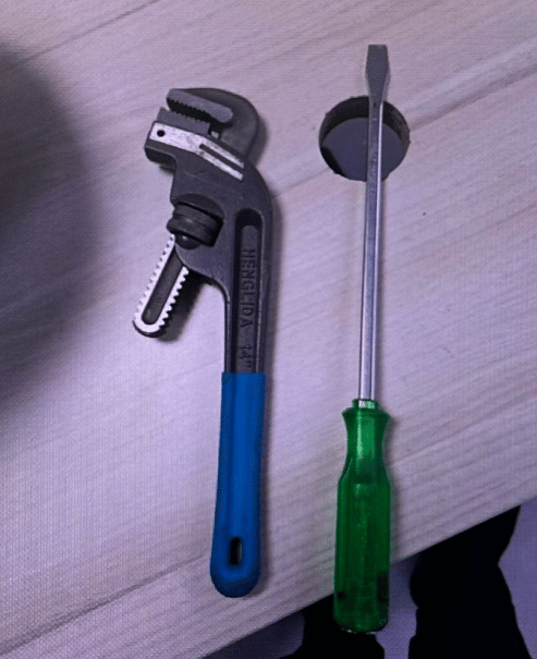 כלי הפריצה ששימשו את החשוד (צילום: דוברות המשטרה) כלי הפריצה ששימשו את החשוד