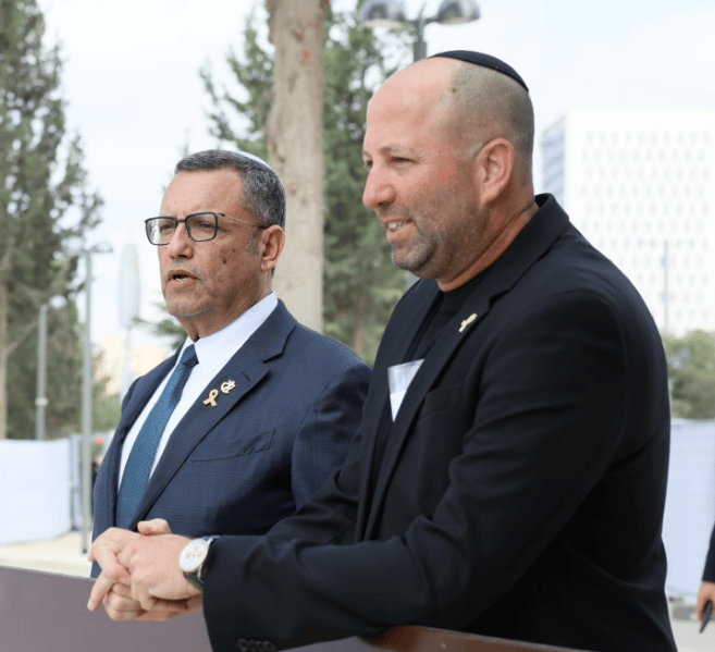 אייל חיימובסקי עם ראש העיר משה ליאון (צילום: ארנון בוסאני) אייל חיימובסקי עם ראש העיר משה ליאון