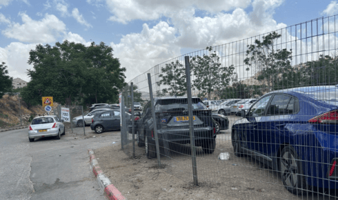 החנייה שגודרה ליד בית החולים שערי צדק בירושלים (צילום: פרטי) החנייה שגודרה ליד בית החולים שערי צדק בירושלים