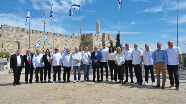 מימין לשמאל : גלעד דוגה, יהונתן ניסים, יניב כהן, מאיר דוגה,יצחק חסיד, מלי כהן, רוני תמם, אלי שם טוב, אילן גורדו, ליאור ברדריאן, בני ניר, אסף גולן, סימו טובול, דנה בראשי, שלמה קוטלר, שלמה קול, יוסי שכטר (צילום: יח"צ, ארגון בוני ירושלים) מימין לשמאל : גלעד דוגה, יהונתן ניסים, יניב כהן, מאיר דוגה,יצחק חסיד, מלי כהן, רוני תמם, אלי שם טוב, אילן גורדו, ליאור ברדריאן, בני ניר, אסף גולן, סימו טובול, דנה בראשי, שלמה קוטלר, שלמה קול, יוסי שכטר