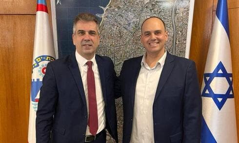 ראש עיריית בת ים צביקה ברוט והשר אלי כהן