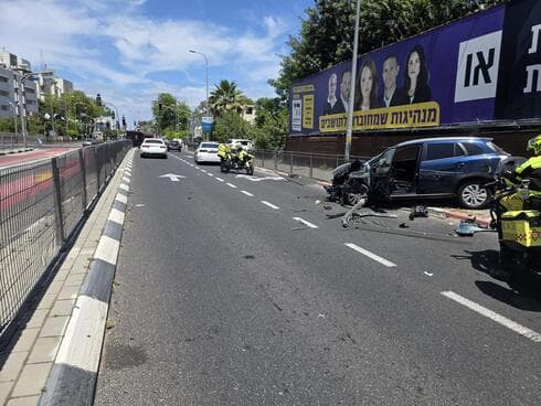 התנגשות בין רכב לאופניים חשמליים בקריית ביאליק: צעיר במצב קשה (צילום: תיעוד מבצעי מד"א) התנגשות בין רכב לאופניים חשמליים בקריית ביאליק: צעיר במצב קשה