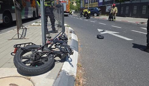 התנגשות בין רכב לאופניים חשמליים בקרית ביאליק: צעיר במצב קשה (צילום: תיעוד מבצעי מד"א) התנגשות בין רכב לאופניים חשמליים בקריית ביאליק: צעיר במצב קשה