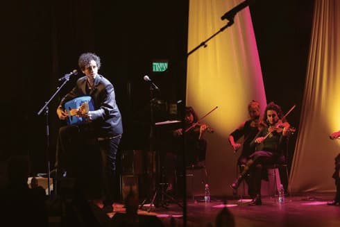 אייל וואהב והתזמורת התימנית (צילום: אלונה נחמיאס) אייל וואהב והתזמורת התימנית