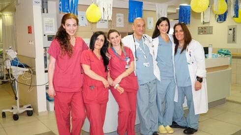 ד"ר ראובן קידר עם צוות חדר לידה כרמל