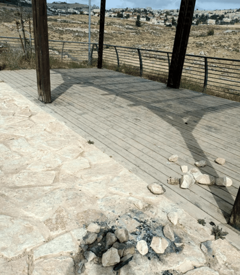הדליקו מדורה מטר מהפרגולה בנחל זמרי (צילום: אלכס טנצר) הדליקו מדורה מטר מהפרגולה בנחל זמרי