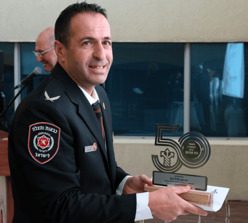 תת טפסר אייל כהן עם פרס הנשיא של ידיעות אחרונות (צילום: שאול גולן) תת טפסר אייל כהן עם פרס הנשיא של ידיעות אחרונות