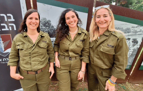 מימין: דנה ששון טל, אלומה רחימי ותמר מייבום, המתנדבות של גדוד ירושלים (צילום: אבישג זוהר) המתנדבות של גדוד ירושלים