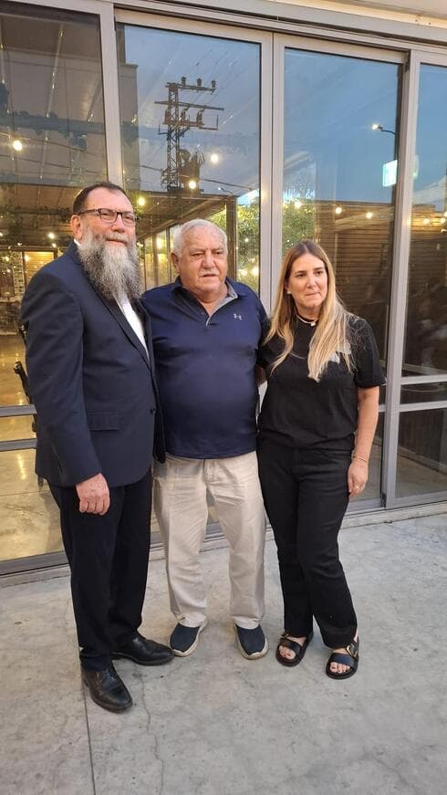מימין: ענת נעים , שלמה שרף,יהודה כהן בחגיגת בנות המצווה