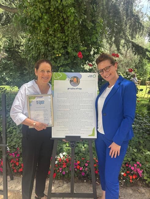 מימין:  יאנה מוליאר מנהלת האחיות במחוז עם אודליה גלוברזון