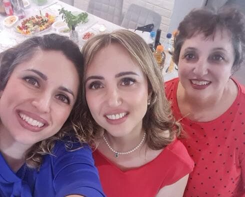 סטלה, אחותה ואמה