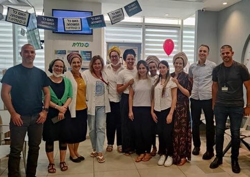 ד"ר גולדשטיין עם צוות המרפאה 