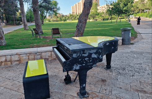 חזר להשמיע צלילים. הפסנתר בגן סאקר