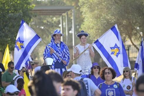 צעדת קרית ביאליק ה-42 נערכה בסימן "צועדים לחירותו של מתן אנגרסט" (צילום: באדיבות העירייה) צעדת קרית ביאליק ה-42 נערכה בסימן "צועדים לחירותו של מתן אנגרסט"
