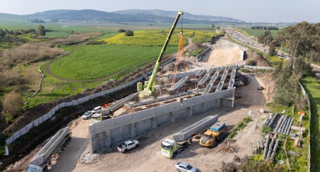 הנפת קורות בגשר אום אל גאנם (צילום: סטודיו ג'יני) הנפת קורות בגשר אום אל גאנם