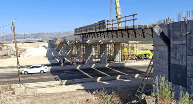 הקמת הגשר בצומת נאעורה (צילום: נתיבי ישראל) הקמת הגשר בצומת נאעורה