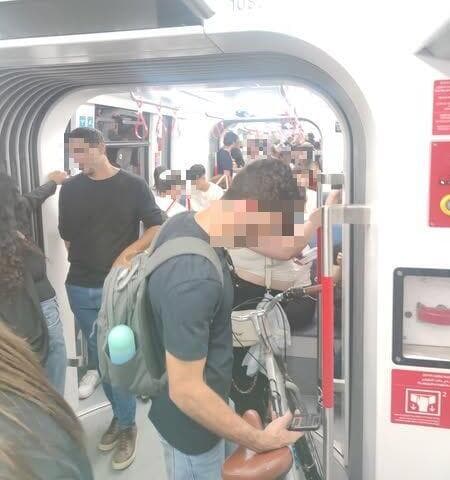 עומס וצפיפות ברכבת הקלה בבת ים בחמישי בלילה