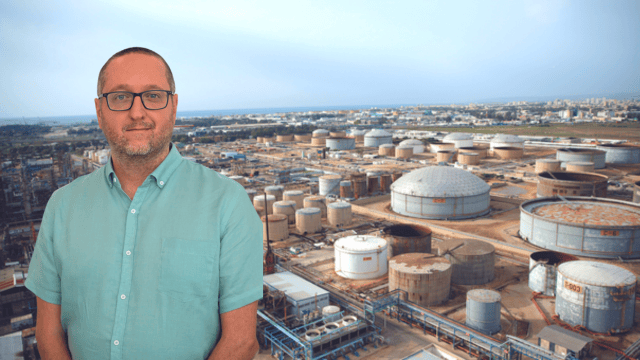 פה ישחקו ילדים. פוניה על רקע קרקעות בזן (צילום: גיל נחושתן, שלומי אמסלם, לע"מ) פה ישחקו ילדים. פוניה על רקע קרקעות בזן