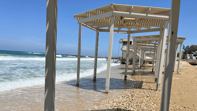 איפה תשבו? החופים בחיפה נעלמים (צילום: דורון סולומון) סוכות מציל מבטון באוויר. החופים בחיפה נעלמים
