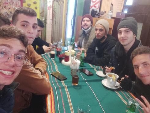 נמרוד כהן (שלישי מימין) עם חבריו. רחובות מחכה לך