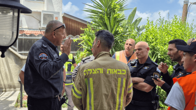 שריפה בשכונת רוממה חיפה (צילום: כבאות והצלה) שריפה בשכונת רוממה חיפה