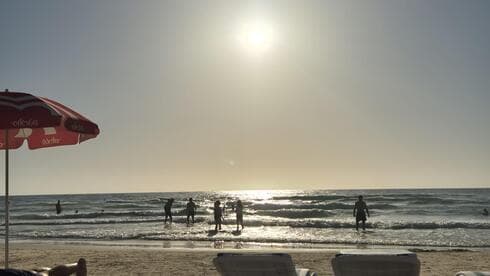 המצילים בחוף בת ים הלכו, הרוחצים נשארו (צילום: איילת רוטה) חוף בת ים