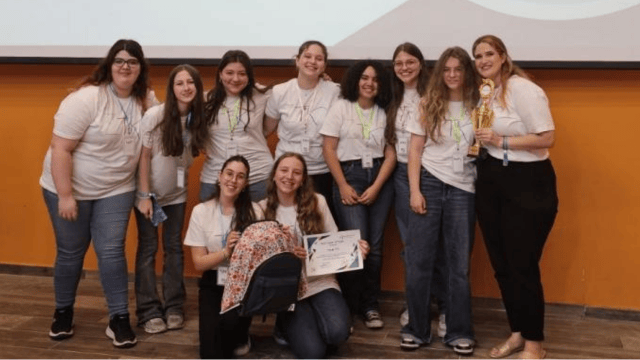 קבוצת "יזמים צעירים" של החטיבה בכפר סבא לאחר הזכייה בתחרות קבוצת "יזמים צעירים" של החטיבה בכפר סבא לאחר הזכייה בתחרות