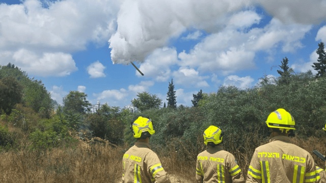 שריפה בשכונת רוממה חיפה (צילום: כבאות והצלה) שריפה בשכונת רוממה חיפה