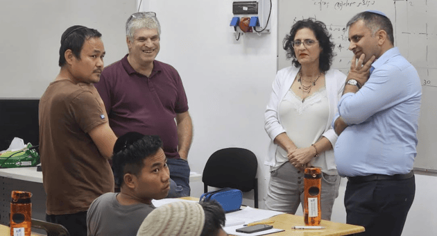 השר, חבר מועצת העיר ומנכ"לית המכללה עם הלומדים מקהילת בני המנשה (צילום: דוברות המכללה) השר, חבר מועצת העיר ומנכ"לית המכללה עם הלומדים מקהילת בני המנשה