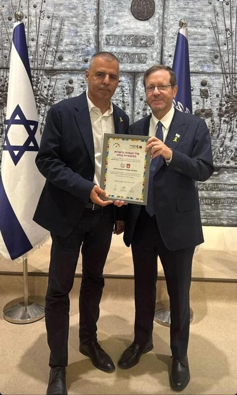 רפי סער ונשיא המדינה בטקס (צילום: עיריית כפר סבא) רפי סער ונשיא המדינה בטקס