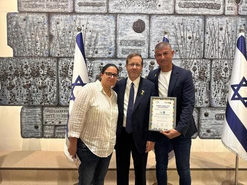 מימין: סגן ראש העיר, מחזיק תיק הגאווה, עופר לוי, נשיא המדינה, יצחק הרצוג, רכזת קהילה גאה בשנת 2024, נופר ירקוני