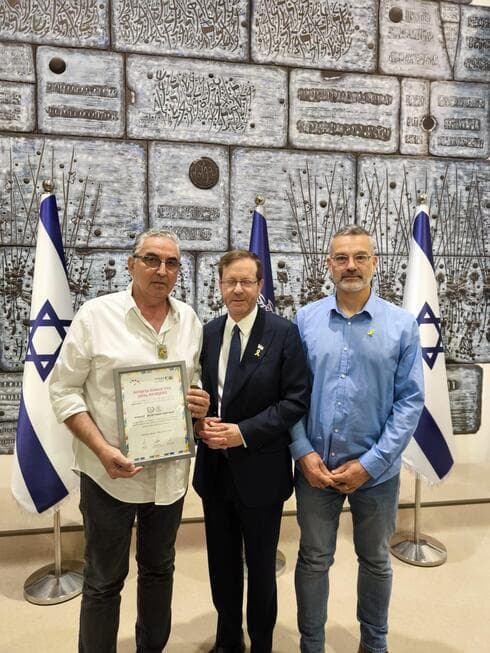 הענקת האות לראש העיר רעננה חיים ברוידא, ולמשנה לראש העיר שמואל ווגמן, על ידי נשיא המדינה יצחק הרצוג ( צילום: קובי גדעון לע"מ) הענקת האות לראש העיר רעננה חיים ברוידא, ולמשנה לראש העיר שמואל ווגמן, על ידי נשיא המדינה יצחק הרצוג