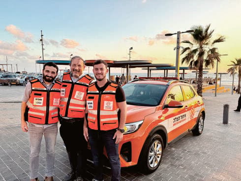 אבי ירחי עם חתנו ובנו