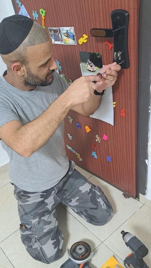 שי חתוקה בפעולה (צילום: פרטי) שי חתוקה. המנעולן מבת ים ששבר את הרשת