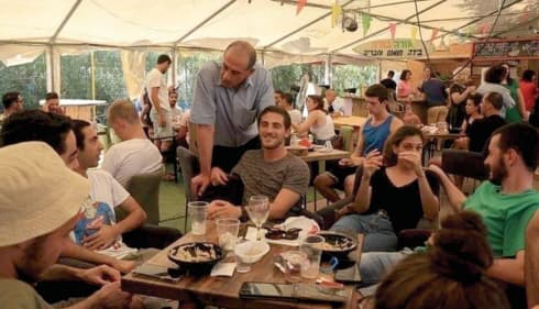 חביליו עם מבלים ב'מפלצת'. מאבק בגלל שבת