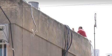 החשוד ברצח בבת ים התבצר על הגג