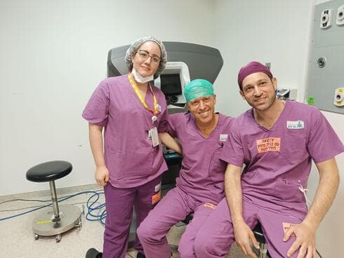 מימין: ד"ר זהאר בחוס, פרופ' עופר יוספוביץ וריהאם שעאר (צילום: דוברות המרכזים הרפואיים) מימין: ד"ר זהאר בחוס, פרופ' עופר יוספוביץ וריהאם שעאר